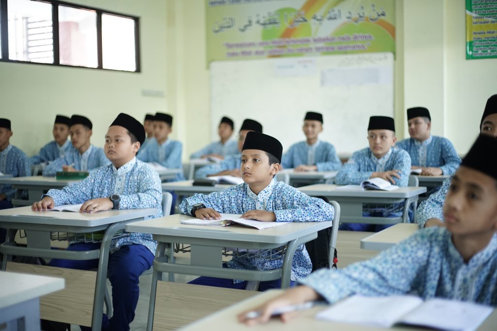 Sumber : – Ar-Rohmah Bogor Boarding School